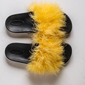 Slide sandals with fur.